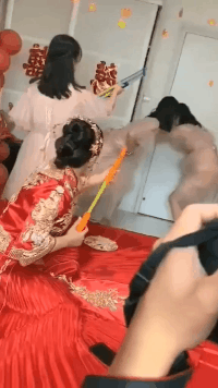 搞笑的GIF趣图：待我舔开之时，便是天下大乱之日
