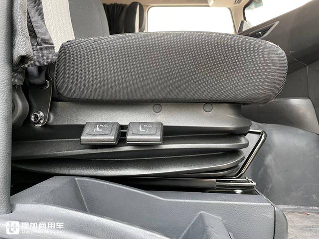 拉砂石料自卸车