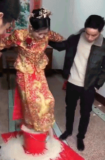 搞笑GIF动态图：千万别带孩子结婚，容易吐奶！