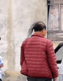搞笑的动态图图片:女生在彩排舞蹈,男生们全在围观