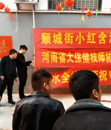 爆笑gif图片：唉呀呀，这屁股翘的很骚啊