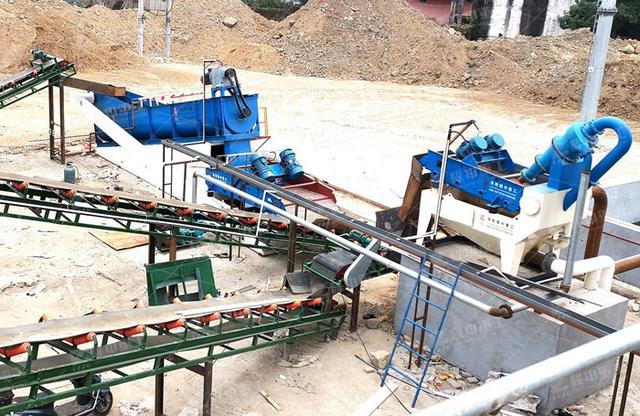 在河边建筑废料制砂机