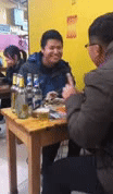 爆笑的动态图图片：小小年纪就这么会撩了