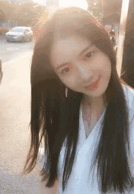美女的内涵GIF图片：谁能顶住这一低头的温柔