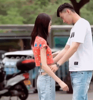 身材很好的美女GIF：裤子好好穿好了！