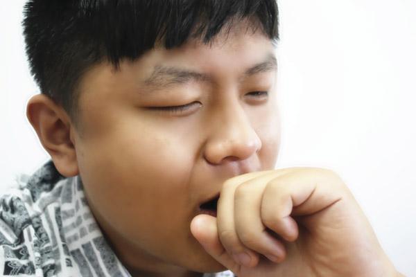 睡觉时手机放床头有辐射，时间长了容易致癌？放多远才没有辐射？