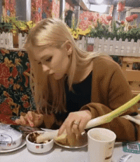 美女的邪恶动态图GIF：那些嫁到山东来的俄罗斯媳妇，现在怎么样了？