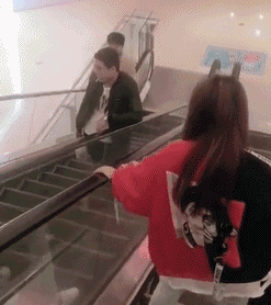 爆笑的GIF动图：小伙这么回家就好羡慕，钥匙都不用带