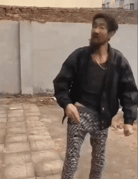搞笑的动图GIF：隔壁老王正在赶来的路上！