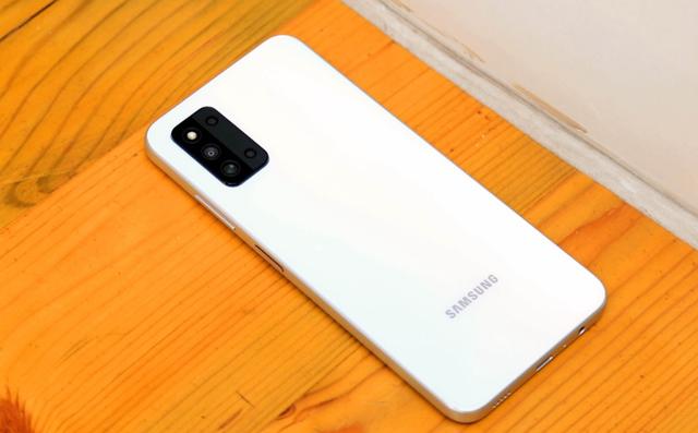 性价比远超Redmi，却很少被人提及，这3款手机心里太憋屈