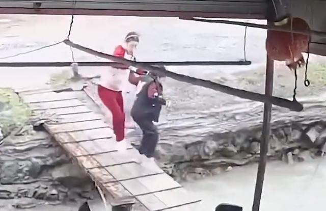 安徽一妈妈护娃过桥不慎落水，孩子急得大声呼喊，爸爸飞奔施救