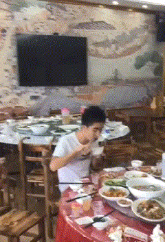 搞笑的动图GIF：这两栋楼里面的住户可能有一些隐藏关系吧！