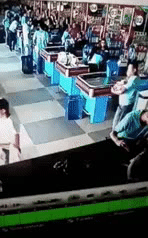 搞笑的动图GIF：姑娘，你家夏天不用开空调吧！