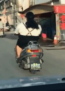 搞笑的动图图片：弱弱的问下，有几个人躲开