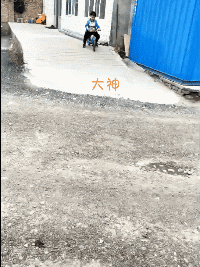 爆笑GIF趣图：听到老婆一声吼，一下碎了两瓶酒！