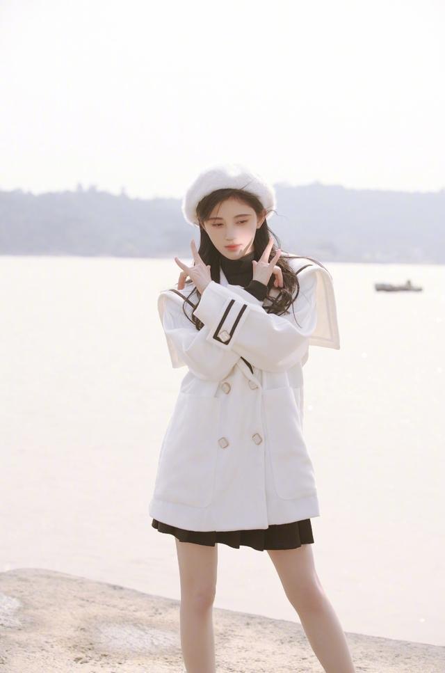 鞠婧祎的时尚看不懂 上冬下夏 打扮赶时髦 真想给她把腿裹上 全网搜