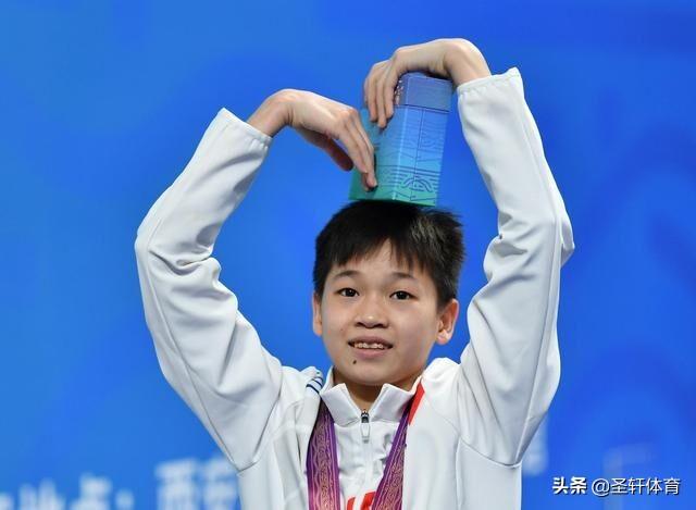 3枚金牌！10米台历史第1！全红婵终于达成心愿，现身电玩城夹娃娃