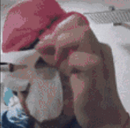 爆笑的动态图GIF图片：让你们就知道看手机！