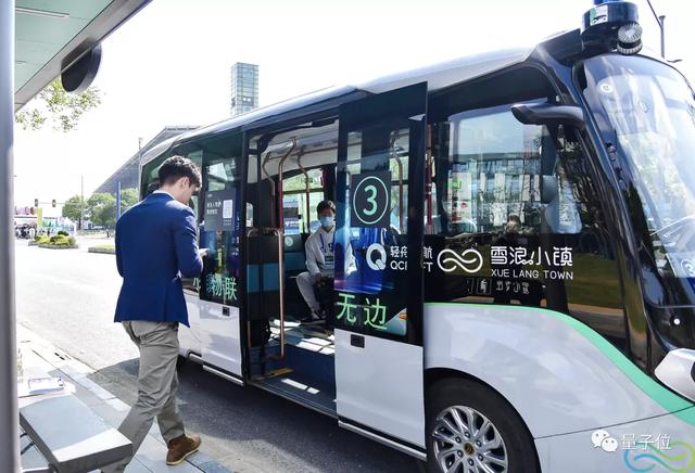 无锡闹市无人车，大爷大妈抢着坐