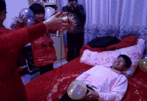 美女的内涵GIF图片：谁能顶住这一低头的温柔