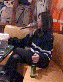 美女邪恶GIF动态图：妹子这手法看着好眼熟啊！