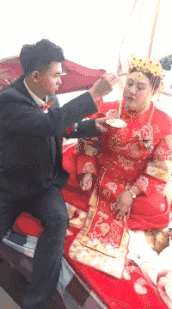 爆笑GIF动态图:这个妹子怎么了,受什么刺激了?