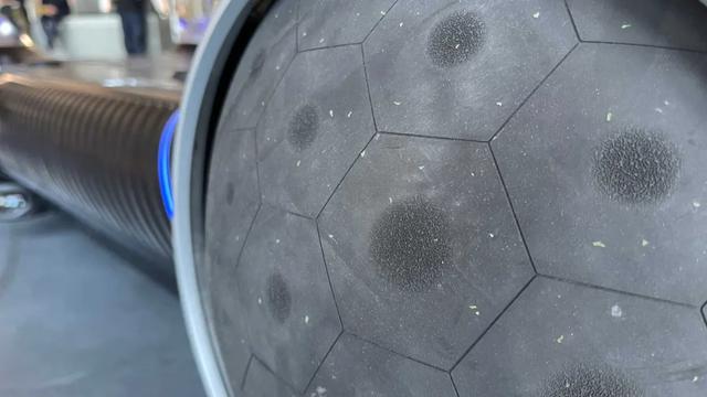 球形轮胎开始应用了~雪铁龙用四个球造了一辆“滑板”汽车