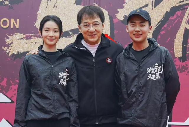 成龙新片开机显老态，头发稀疏成空气刘海，不拍打戏搭档令人意外