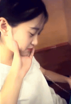 邪恶的美女动态图片：妹子姿势已摆好，就等你帮忙健身了