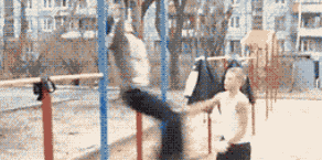 搞笑的动态图GIF：路边小哥突如其来的一场艳遇