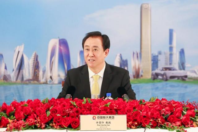 面对债务危机，王健林通过卖资产成功自救，为什么许家印却不行？