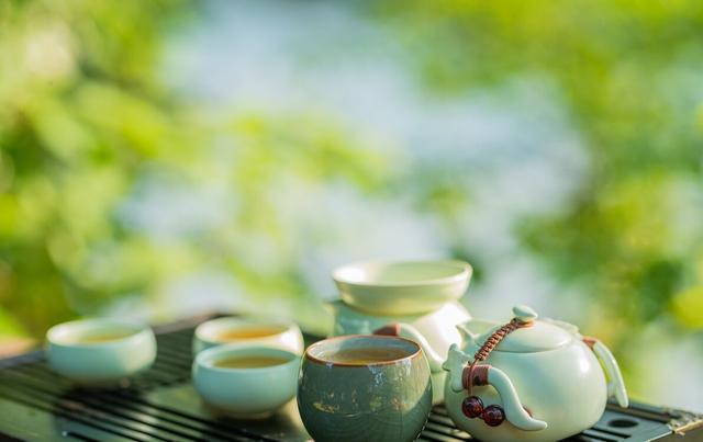 每天以茶代水有何危害？喝多少茶更科学？长期喝茶会影响健康吗？