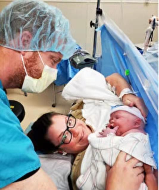 36岁妈妈历经19次流产，生下了12.8斤婴儿，医生：28年来从未见过