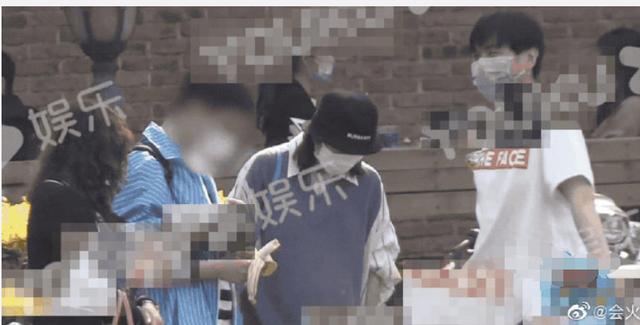 唐艺昕孕肚:张若昀带唐艺昕外出，唐艺昕肚大如萝行动不便，丈夫抚摸孕肚太甜
