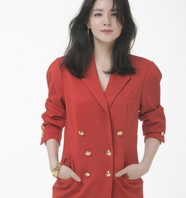 李英爱越老越惊艳,穿旗袍去看秀自带贵妇气质,看不出要奔五了  第8张