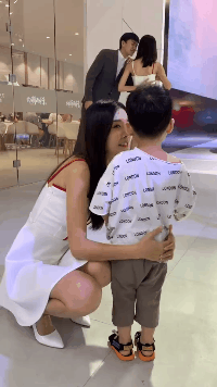 搞笑动态图GIF：这鸡应该是得了腰椎间盘突出了！