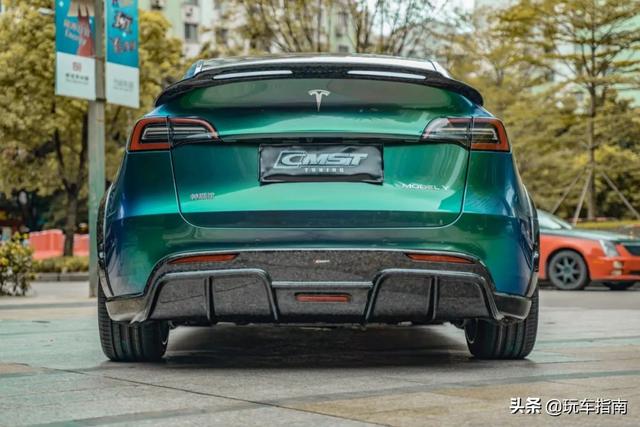 特斯拉Model Y全面改装，碳纤维宽体钻石绿变色膜回头率爆棚