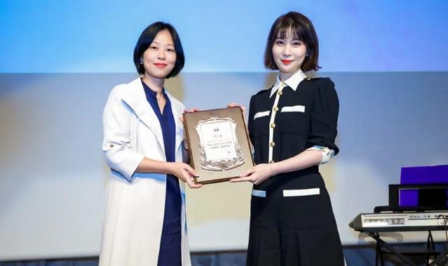 广东富翁，57岁财富470亿，59岁1500亿，事业顺利，妻子年轻貌美