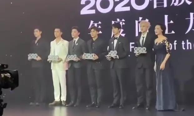 杨幂李易峰一起过吗（杨幂李易峰走错片场）_1