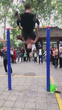 搞笑的GIF趣图：有钱人家，上厕所都这样光明真大吗？