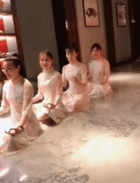 美女的邪恶动态图：小姐姐，我想和你们一起玩游戏！