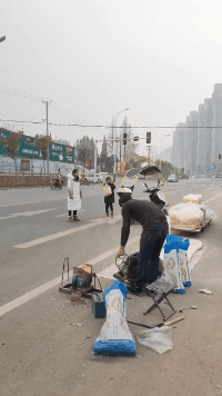 爆笑的GIF趣图：活了三十年，这是第一次跟女生亲密接触