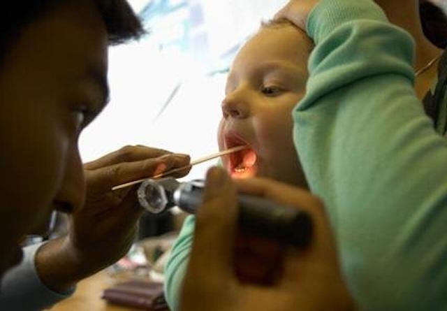 3岁男童误吞纽扣电池灼穿小肠，取出时竟成金属疙瘩，有多可怕？