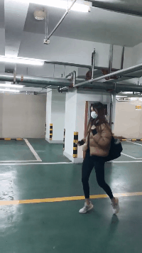 爆笑动态图片：妹子这样走路会挨揍的！