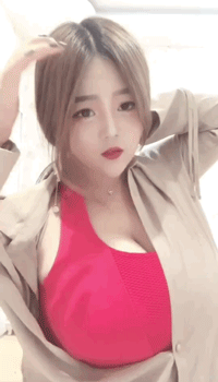邪恶美女的GIF图：衣服都扣不上了