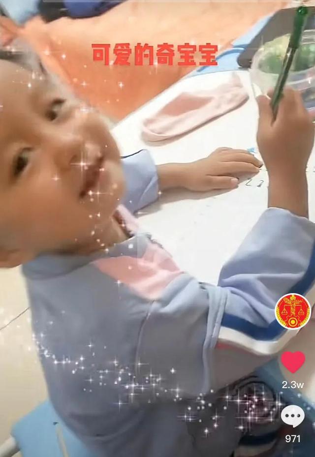 这个小孩看上去很乖，但却很会思考