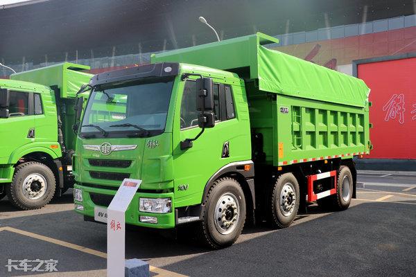 拉砂石料自卸车