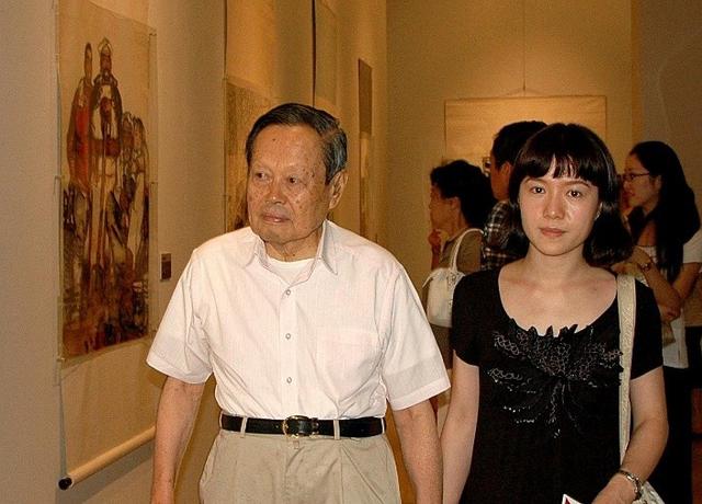 杨振宁100岁生日，45岁翁帆一袭红裙笑颜如花，18年婚姻证明爱情