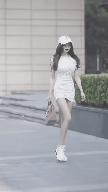 身材气质都好的美女GIF：姑娘请不要随意放电
