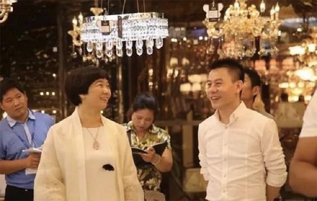 马秀慧：20岁为爱私奔，怀孕催债被羞辱，靠卖灯具起家后赚190亿